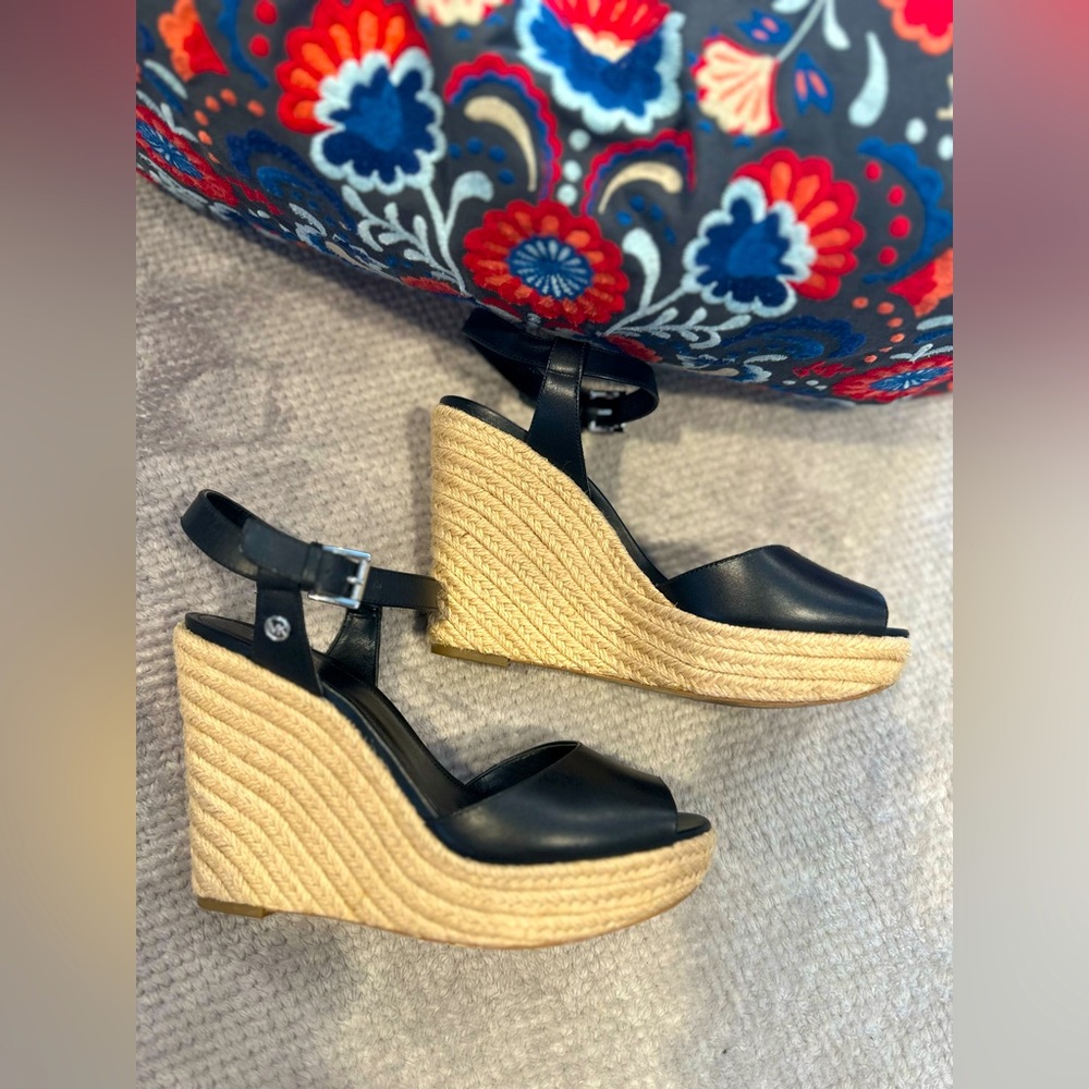 MICHAEL Michael Kors Black Wedge Platform espadrilles sandals EUC; size 9M